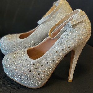 SILVER WITH WHITE PEARLS HEELS